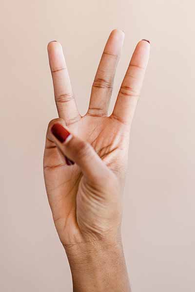 woman hand showing number three
